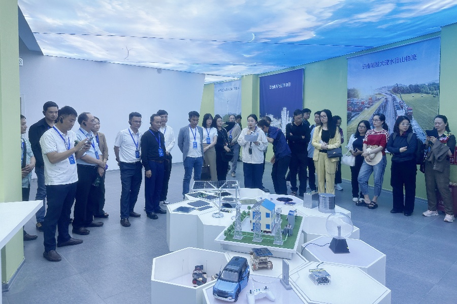 1745825315203072.jpg 參觀科普展廳3_副本.jpg