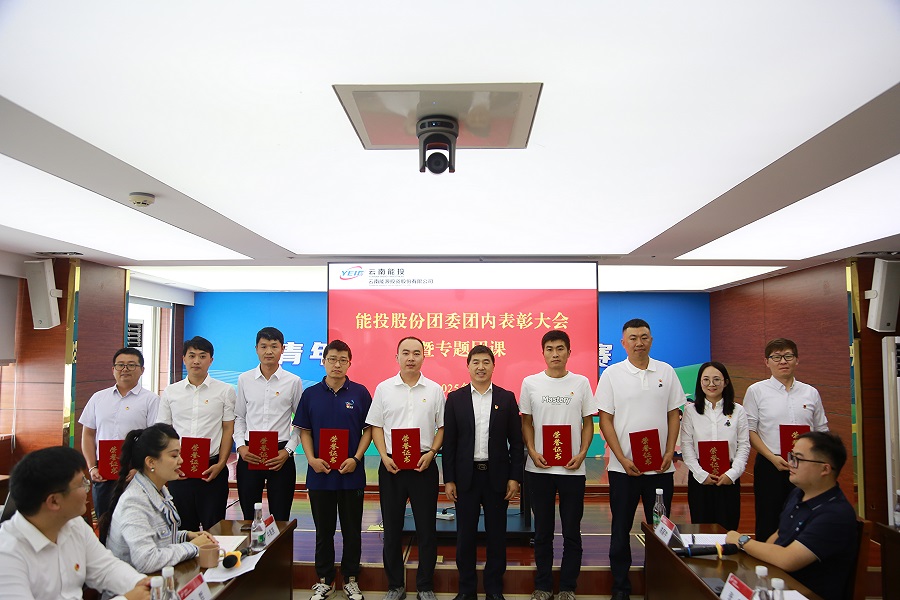 1750923560130370.jpg 為十佳青年頒獎.JPG